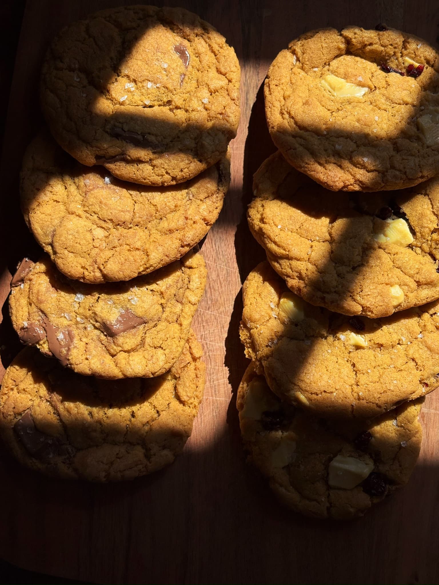 Utvalg av cookies — melkesjokolade og hvit sjokolade med tranebær side om side